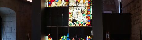 10 Març. El vitrall de Sant Martí i Sant Francesc ja llueix en el seu lloc expositiu. Sala vitralls
