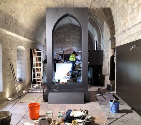 5 Febrer. La vitrina pel vitrall de Sant Martí i Sant Francesc ja està dempeu. Sala vitralls