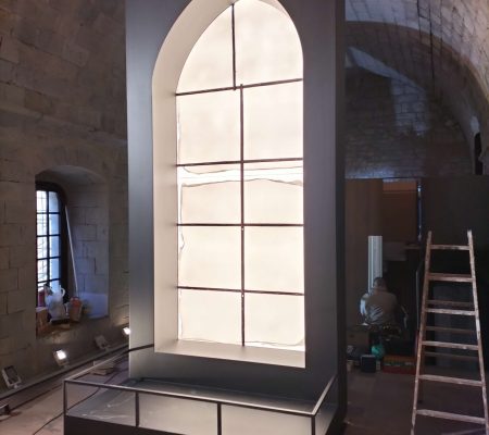 6 Març. Es col·loquen els plafons de llum a la vitrina, un vitrall s'ha d'il·luminar per darrera!. Sala vitralls